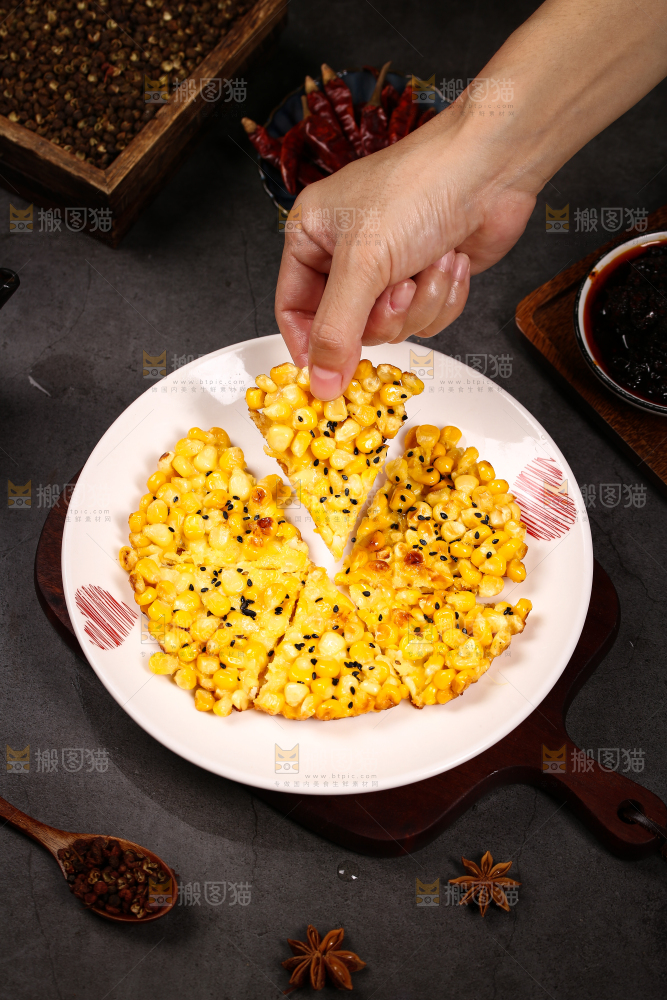 手里拿着玉米烙