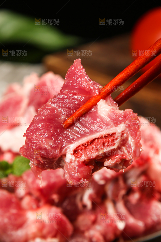 筷子上夹着排骨