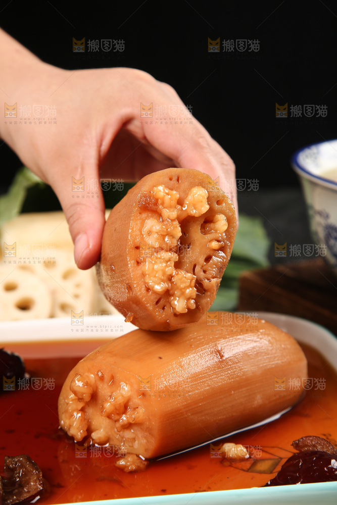 手里拿着糯米莲藕