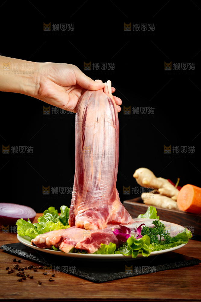 手里拿着黄牛腱子肉