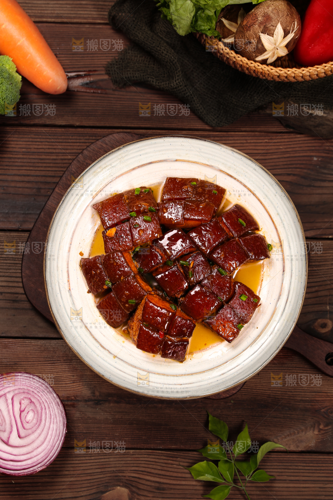 木底上一盘东坡肉