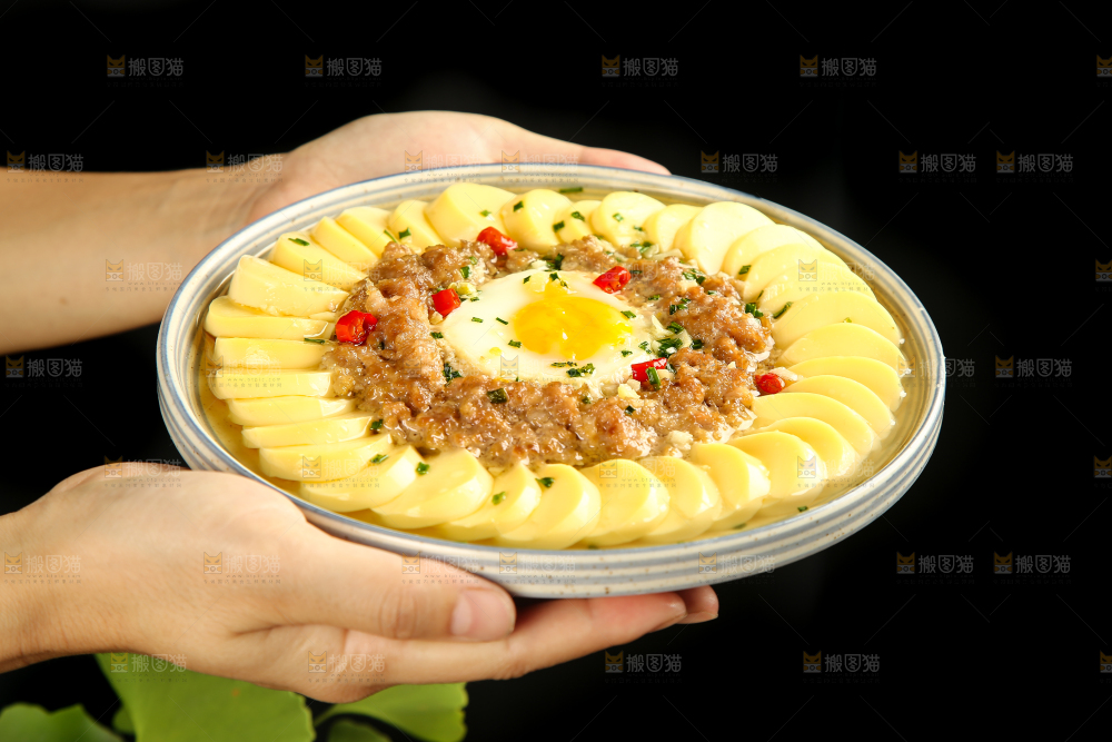手里端着一盘鸡蛋豆腐蒸肉沫