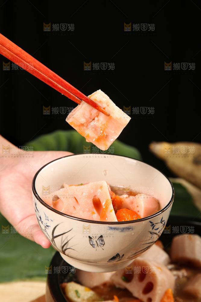 筷子上夹着莲藕