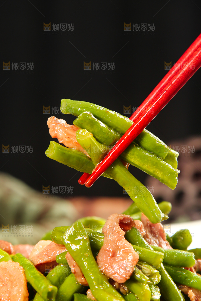 筷子上夹着豆角炒肉