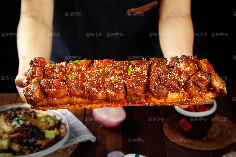 手里拿着脆皮烤肉
