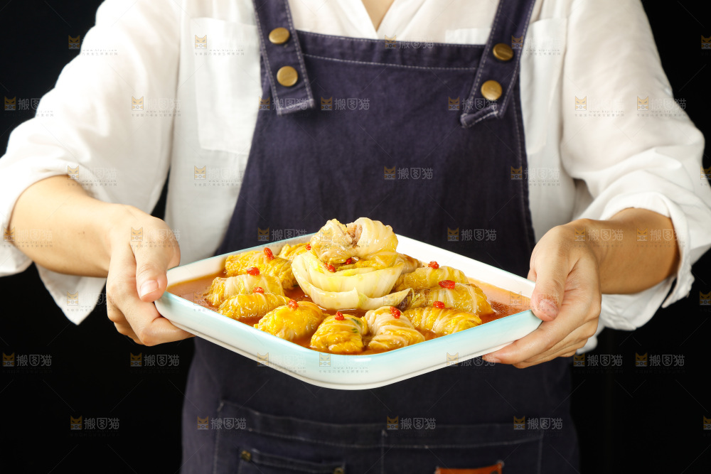 手里端着一盘娃娃菜肉包包