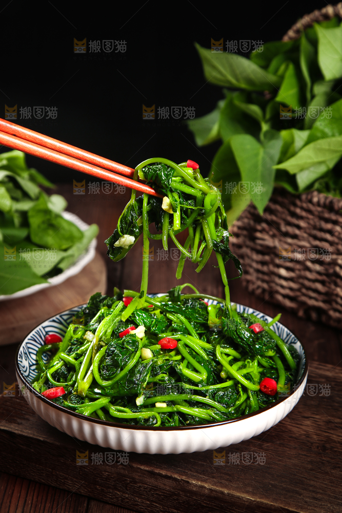 筷子上夹着素炒苕尖