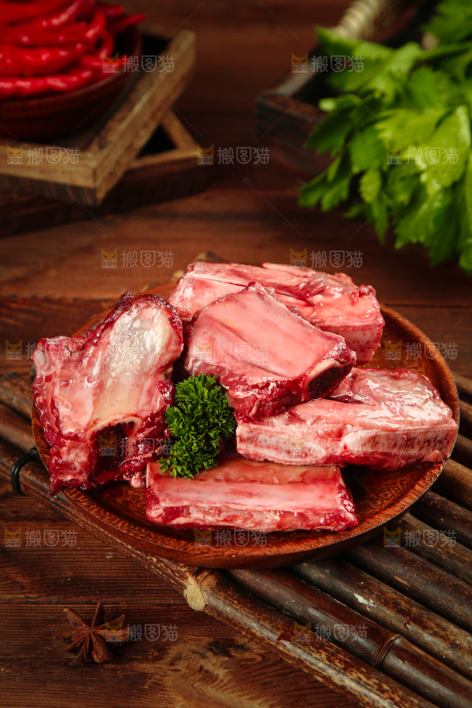 竹底上放着一盘牛排