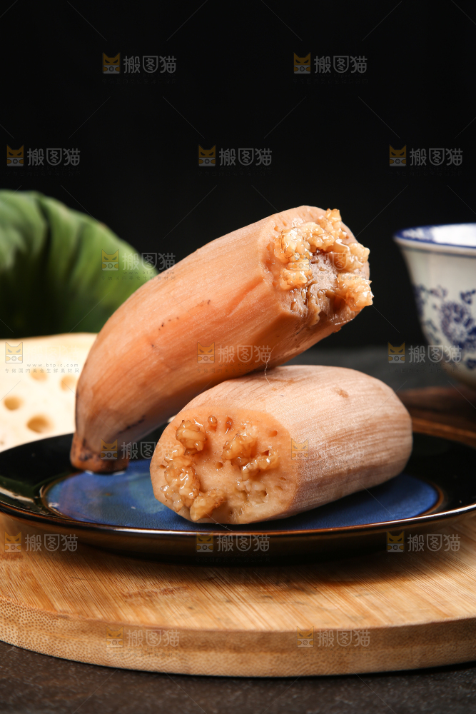 盘子里放着两节糯米藕