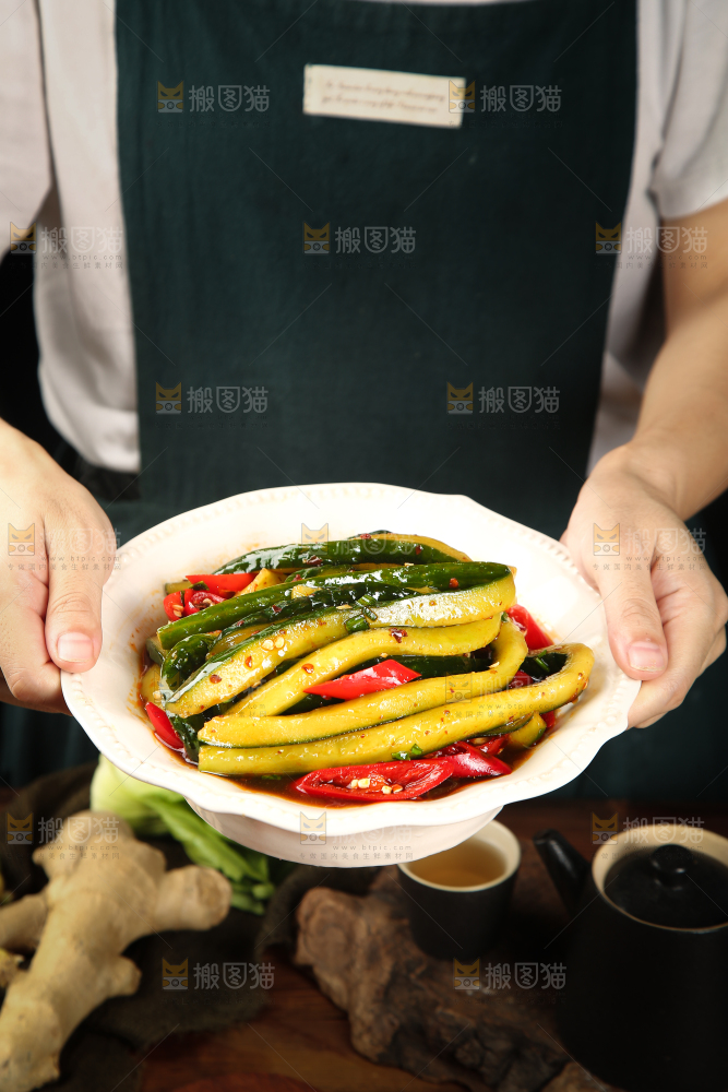 手里端着一盘香辣腌黄瓜