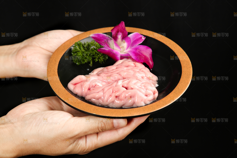 手里端着一盘猪脑花