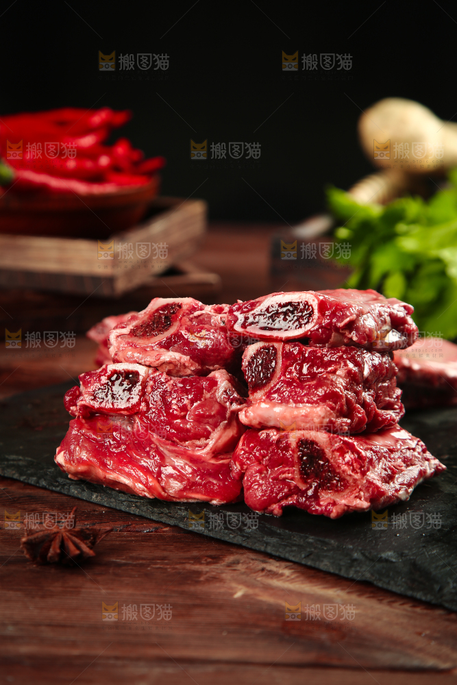 黑石板上摆放着黄牛牛排