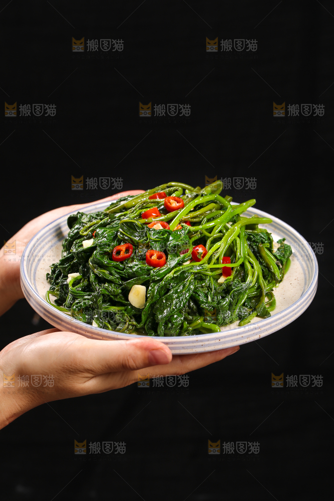 手里端着一盘凉拌苕尖
