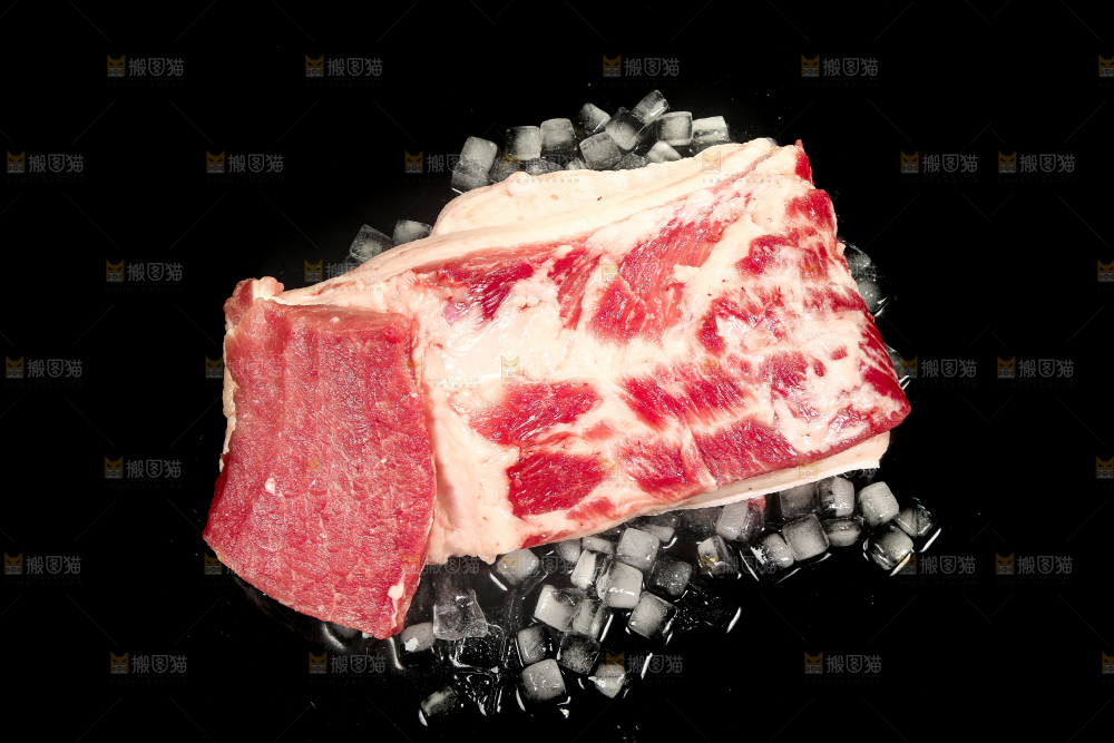 黑底上的冷冻猪肉