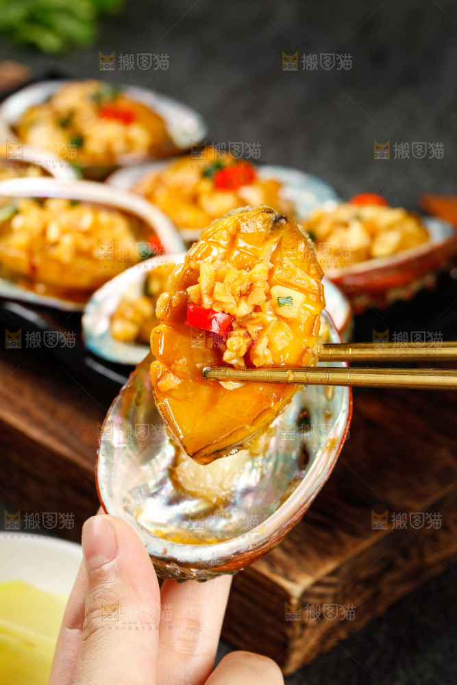 筷子上夹着鲍鱼