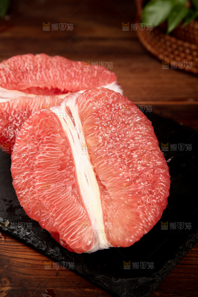 黑底上的红心蜜柚果肉