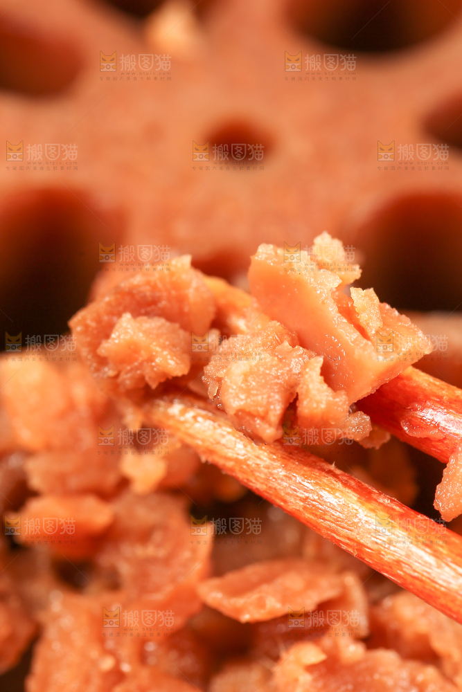 筷子上夹着煮熟的莲藕