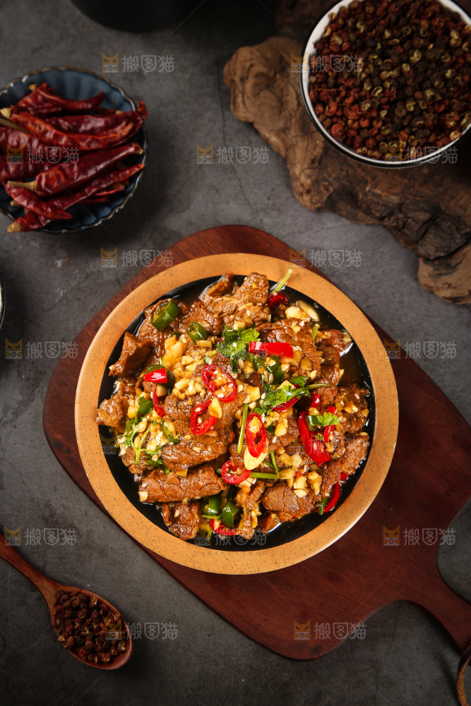 案板上放着一盘凉拌牛肉