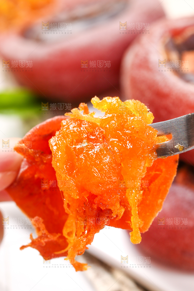 叉子上插着柿子饼果肉