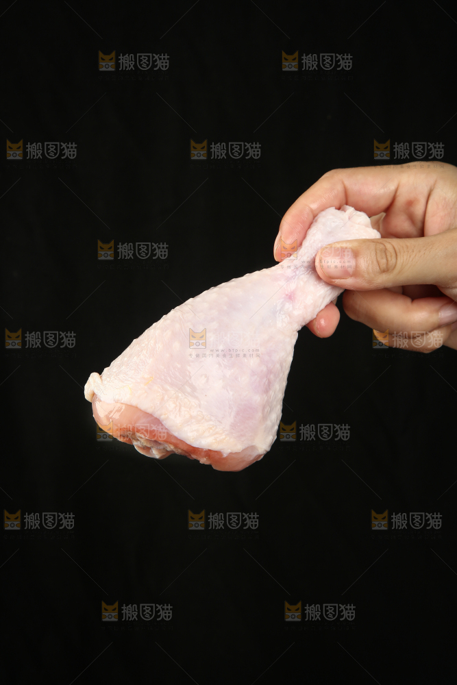 手里拿着琵琶腿