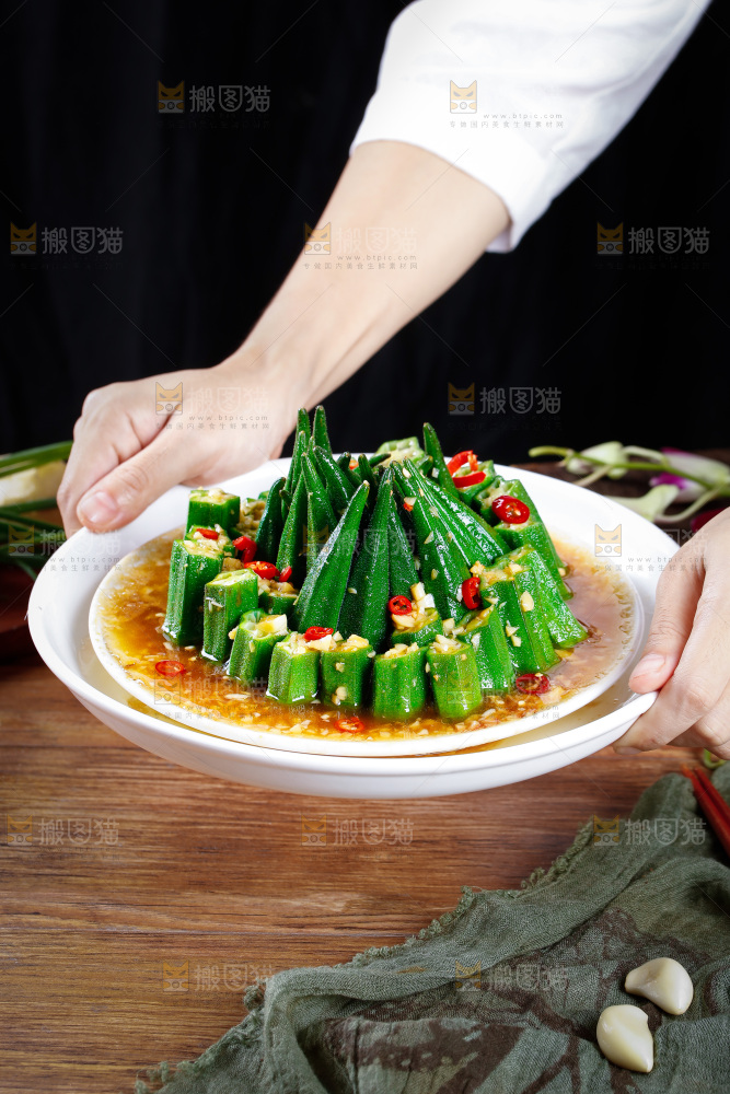 手里端着一盘凉拌蒜蓉秋葵