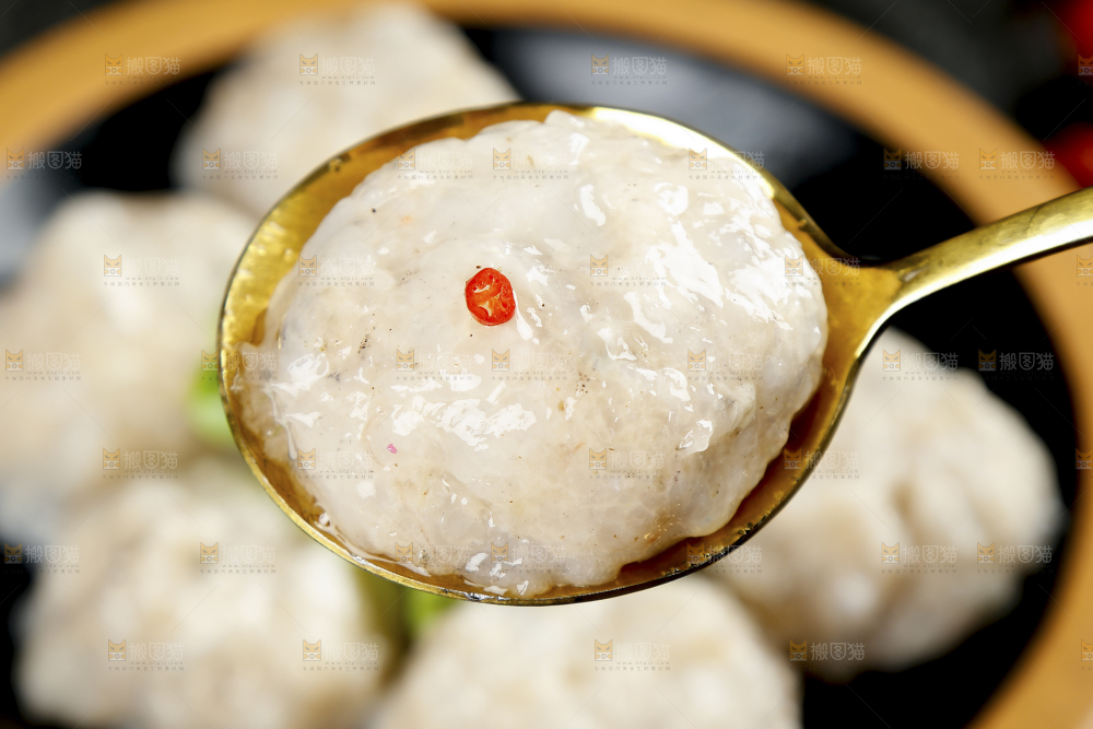 勺子上舀着虾滑