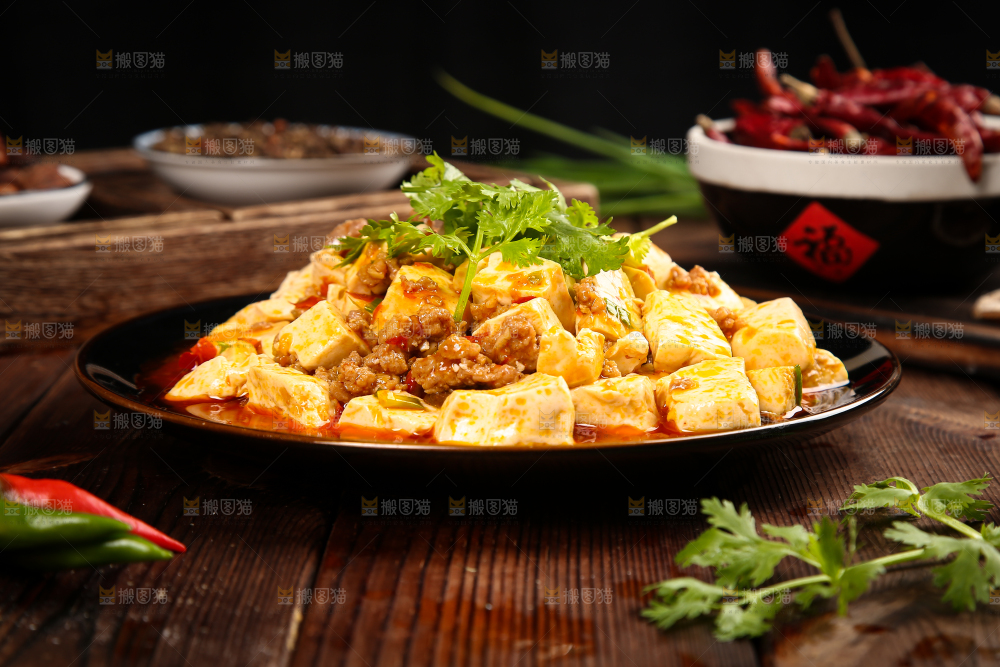 木底上放着一盘麻婆豆腐