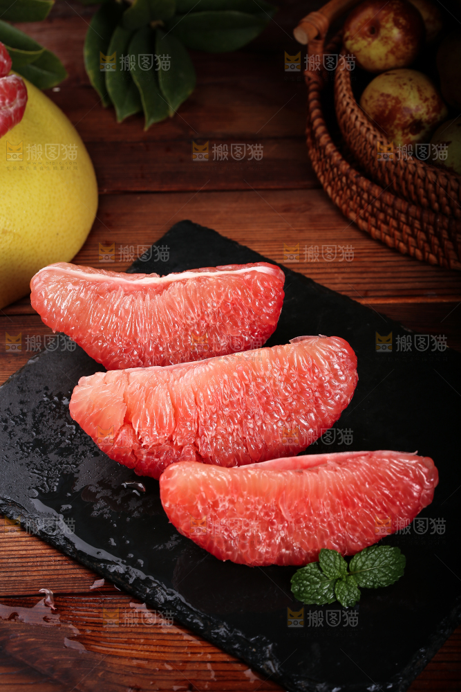 黑石板上摆放着红肉蜜柚