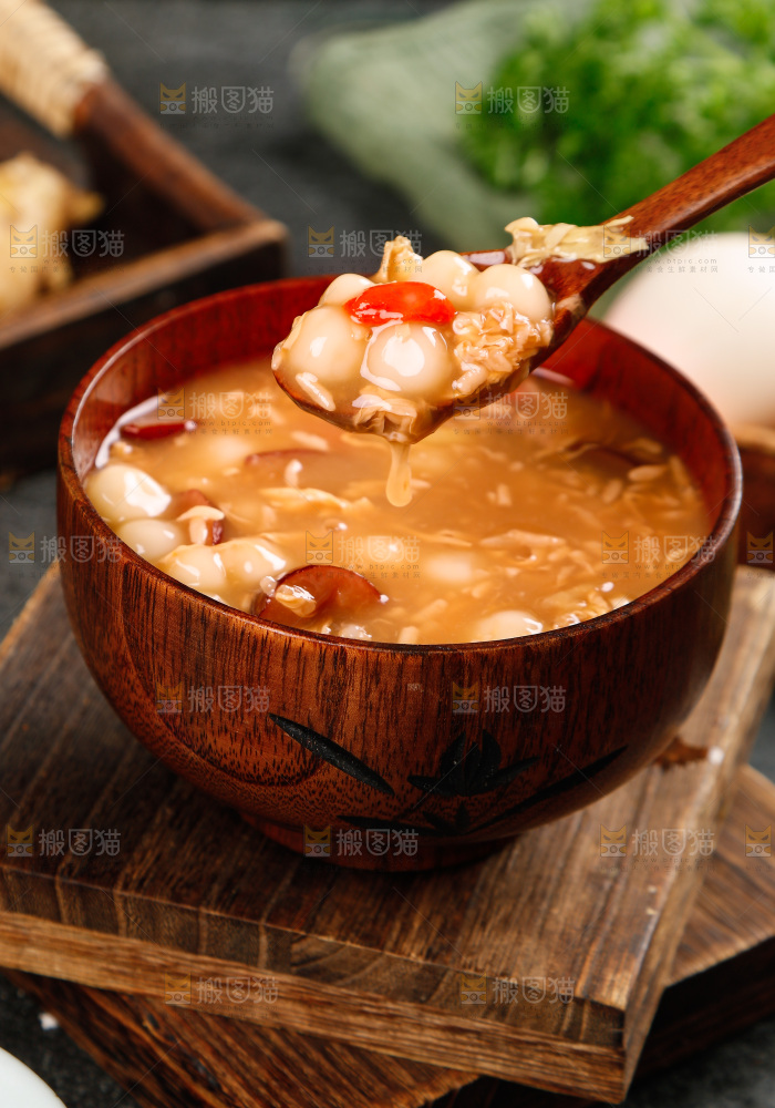 勺子上舀着红枣酒酿圆子
