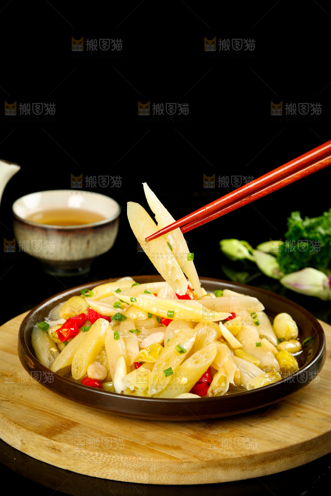 筷子上夹着泡椒藕带