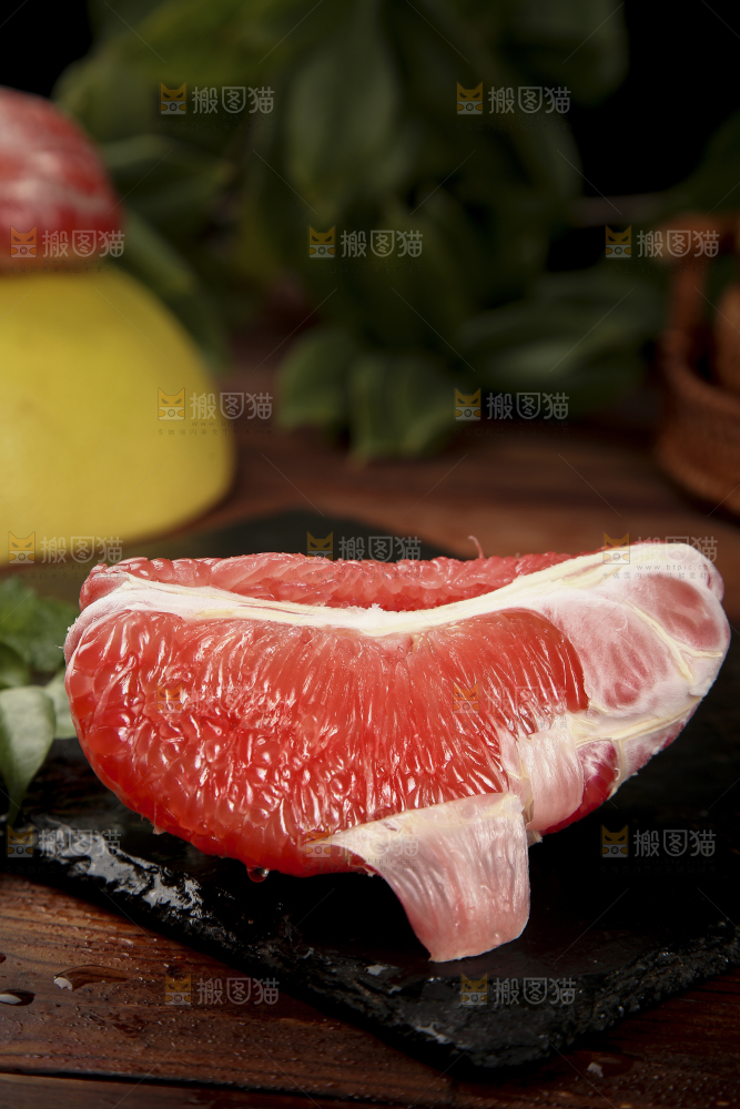 黑底上的福建红心蜜柚