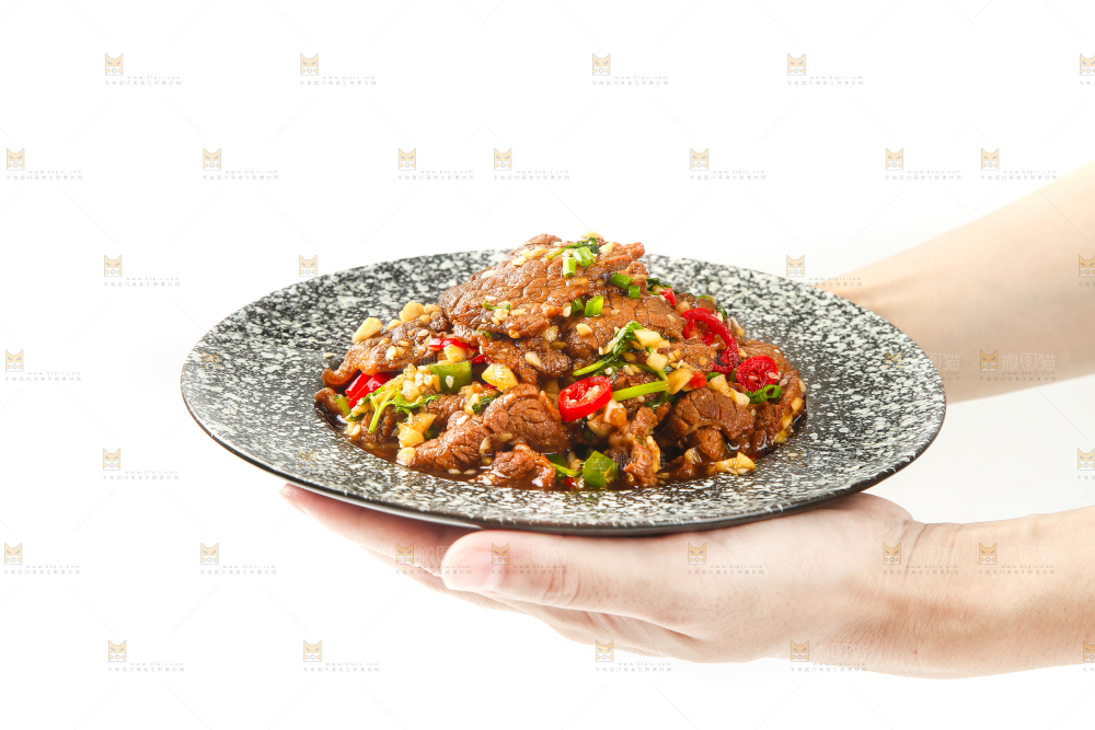 手里端着一盘香辣牛肉