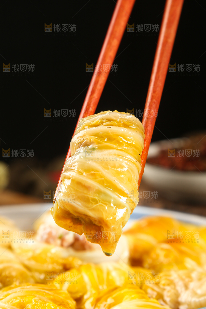 筷子上夹着娃娃菜卷肉