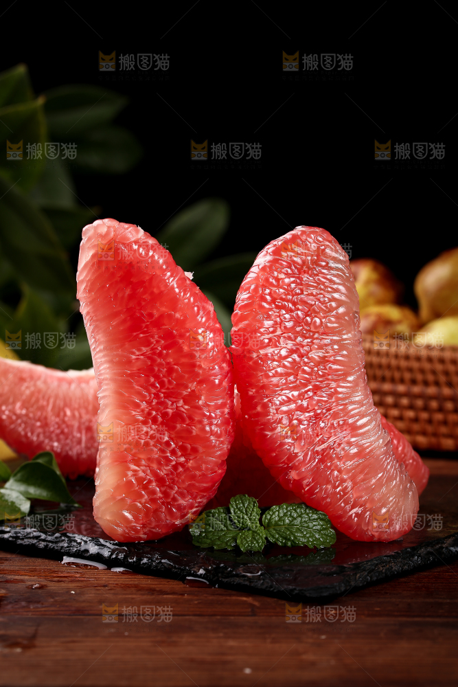 黑石底上摆放着红心蜜柚