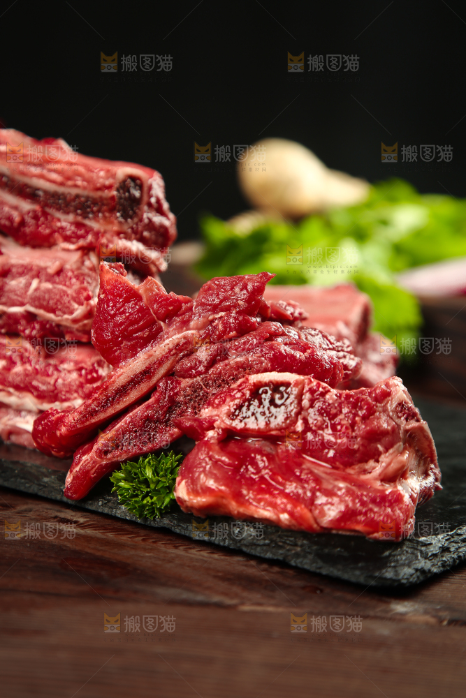 黑石板上摆放着黄牛牛排