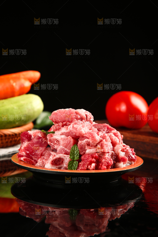 黑底上摆放着一盘排骨