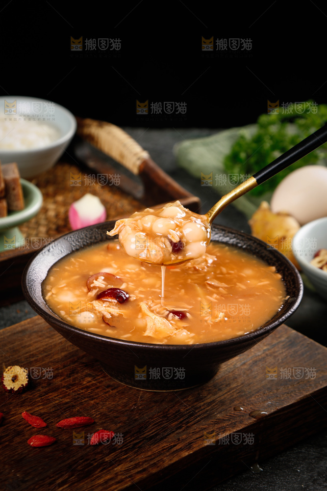 勺子上舀着红枣酒酿圆子