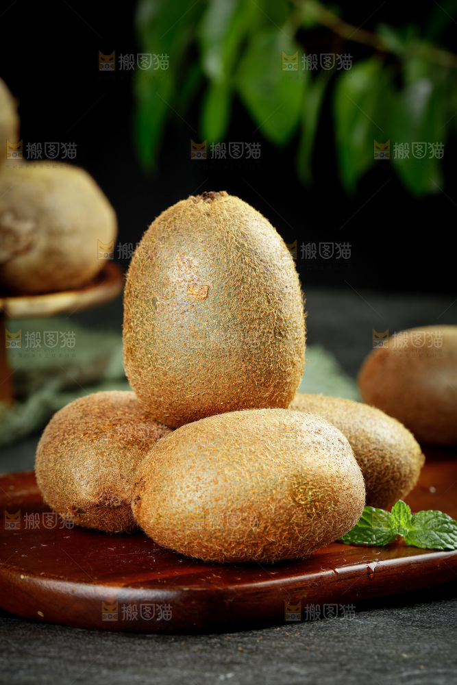 木板上摆放着猕猴桃