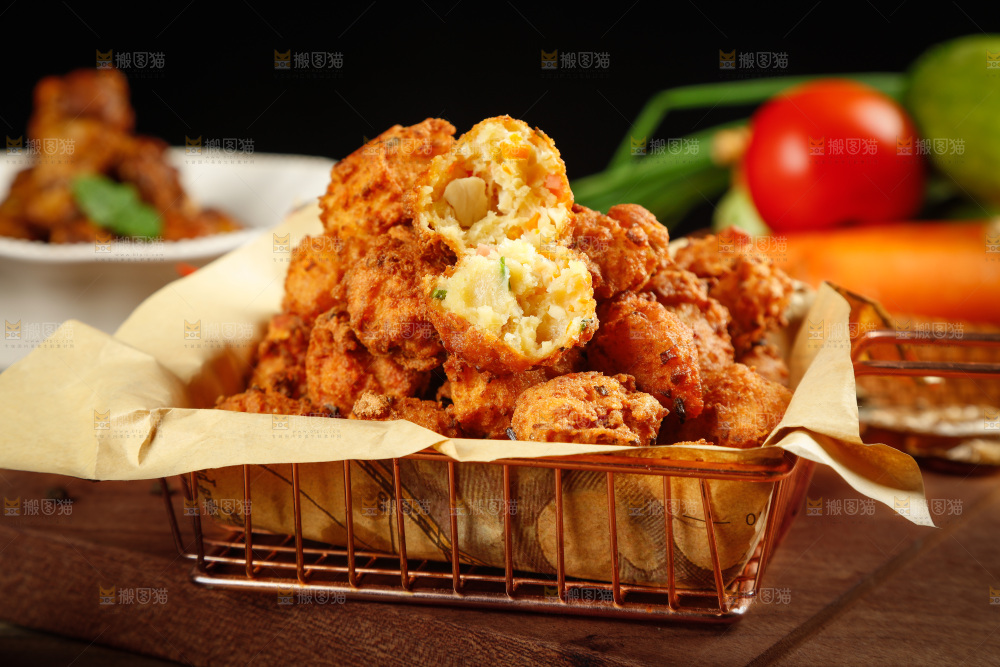 木底上放着一篮豆腐圆子