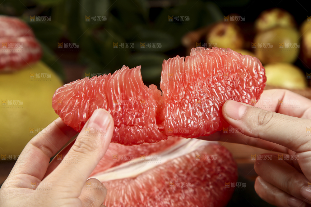 手里拿着红心柚