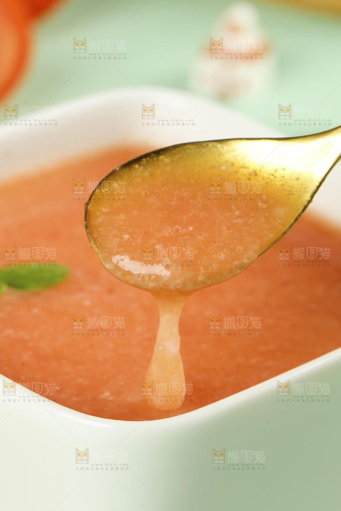 勺子上舀着番茄米糊