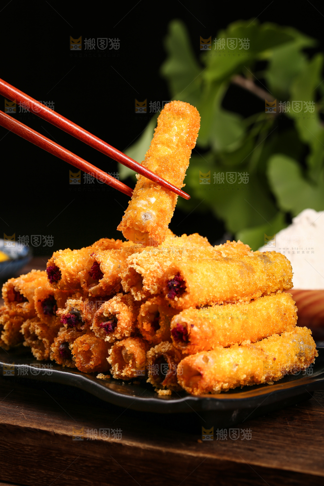 筷子上夹着油炸紫薯卷