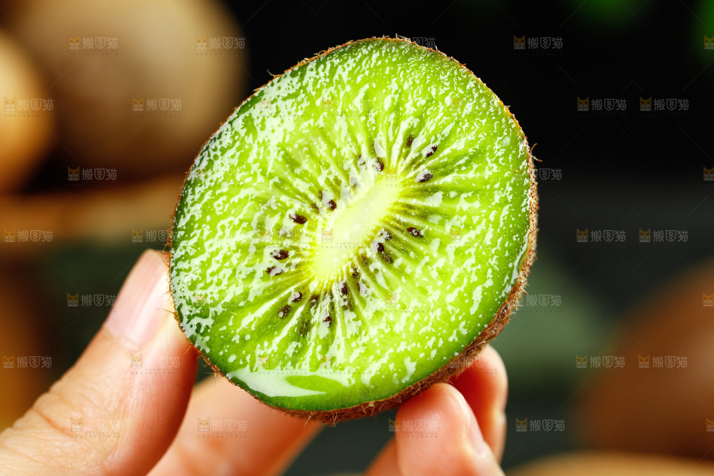 手里拿着绿心奇异果