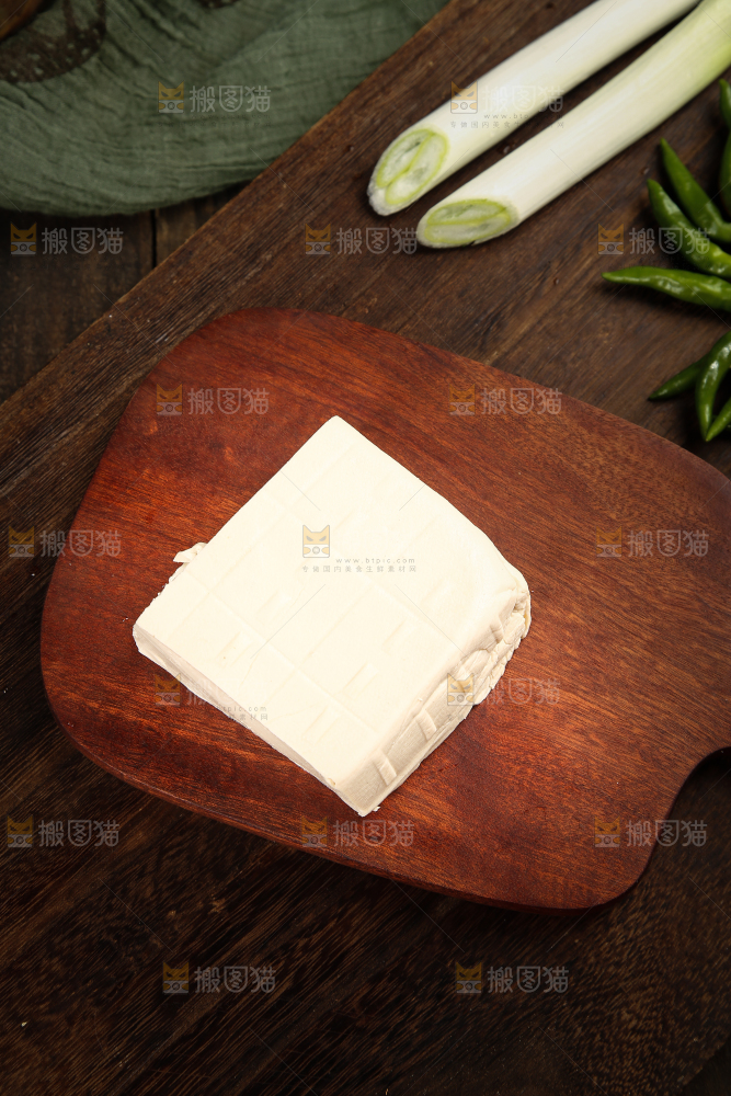 木底上放着鲜豆腐