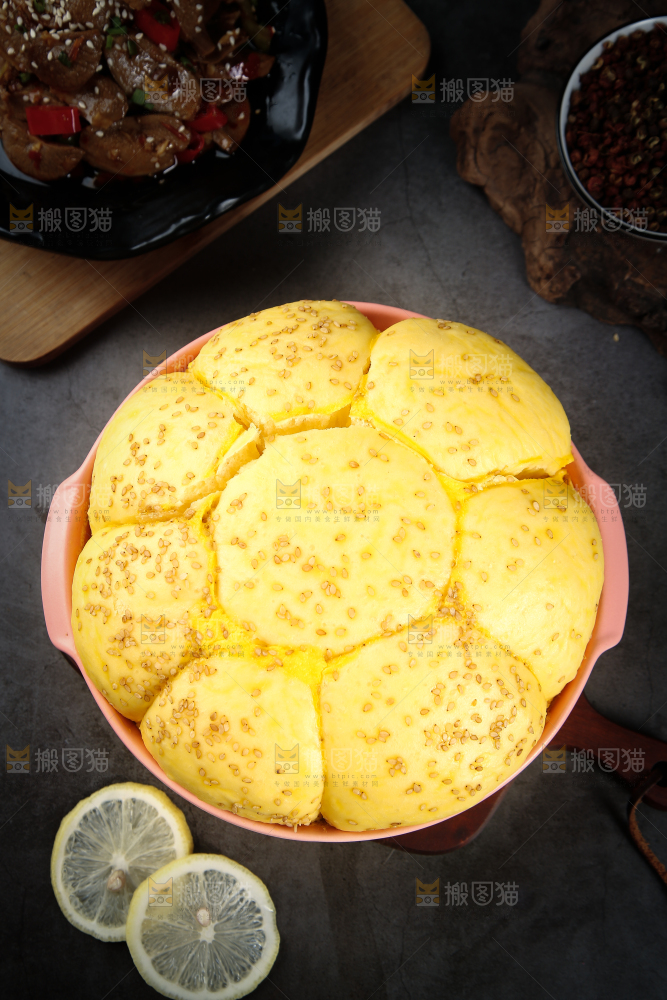 案板上放着拉丝蒸面包