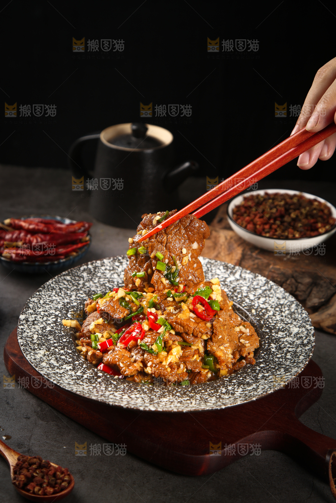 筷子上夹着牛肉