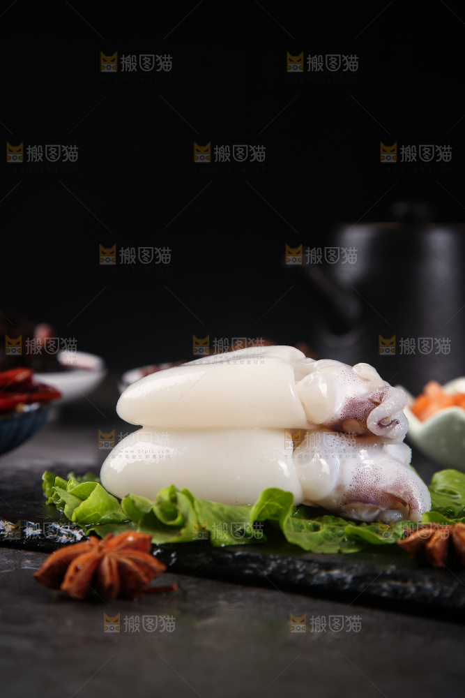 黑石板上的去皮去内脏墨鱼仔