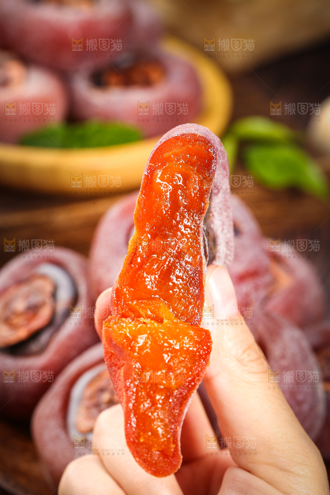 手里拿着流心柿饼
