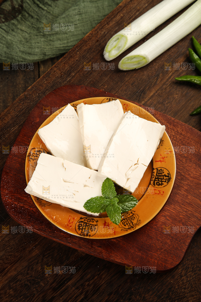 木板上放着一盘豆腐块