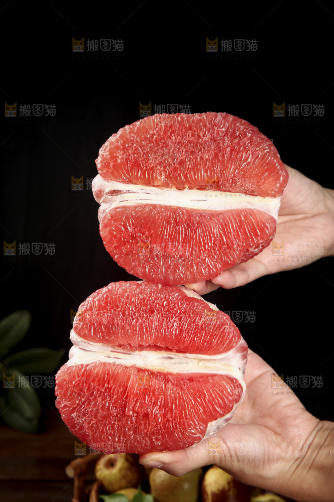 手里拿着红肉蜜柚